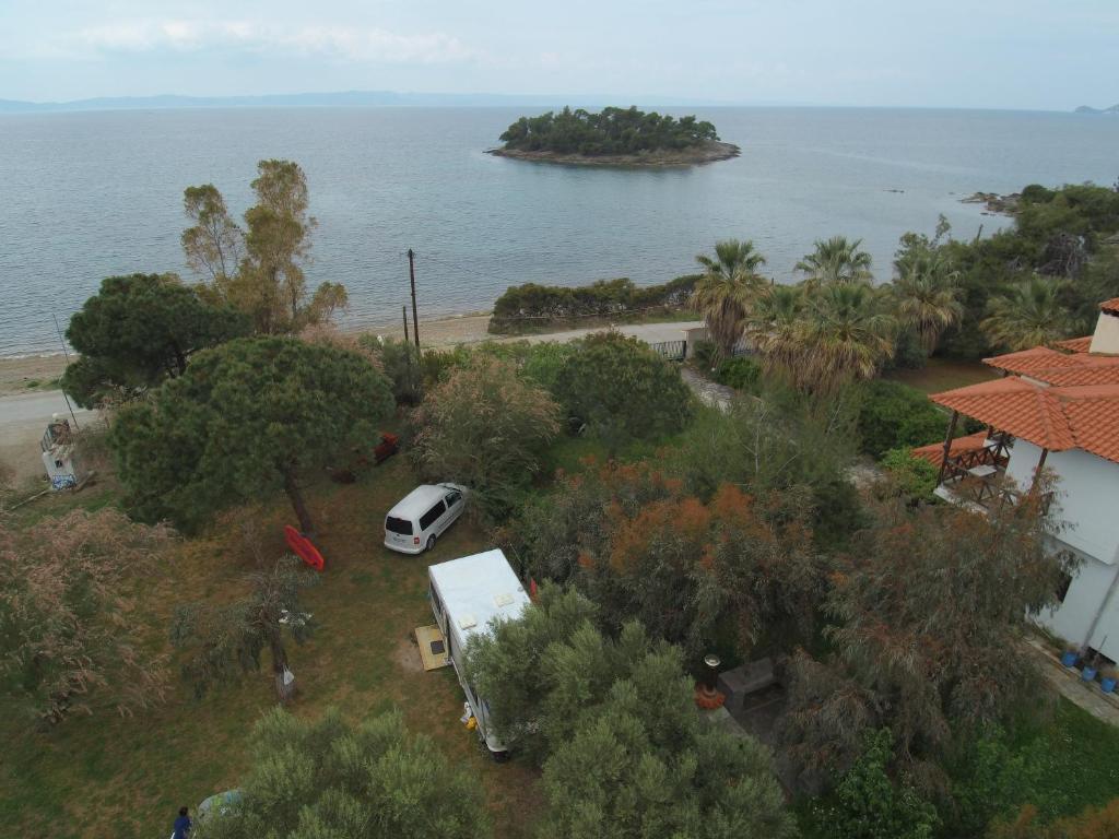 新马尔马拉斯All You Need Caravan at Sithonia, Halkidiki的停在水边的田野上的白色汽车