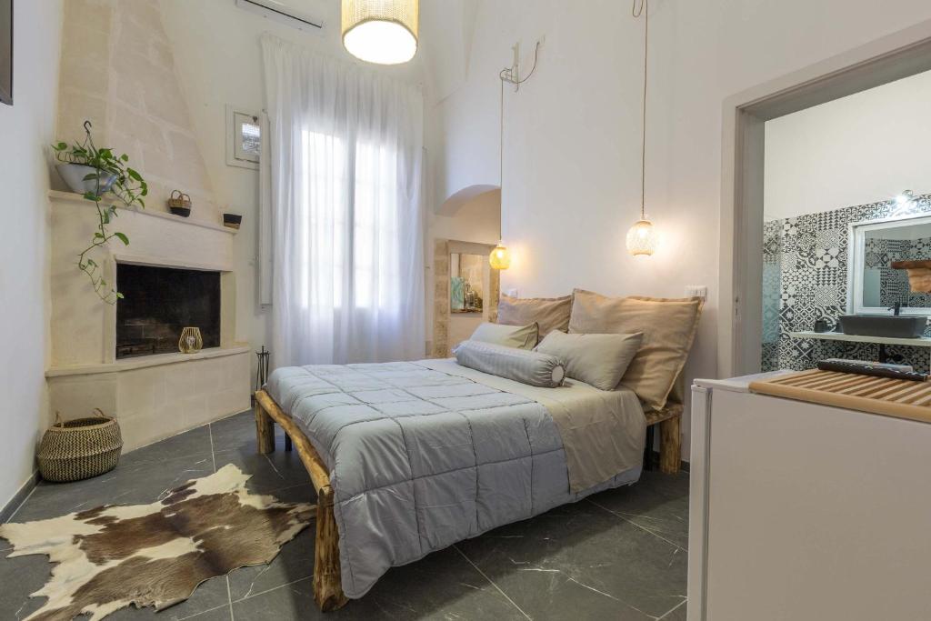 莱切Dongiovanni Suite的一间卧室配有一张床和一张沙发