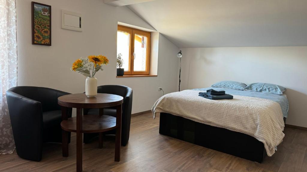 科佩尔GuestHouse Flora的卧室配有一张床和一张桌子及椅子