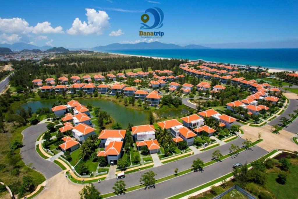 岘港Blue Sky & Villas Beach Resort的享有带橙色屋顶的度假村的空中景致