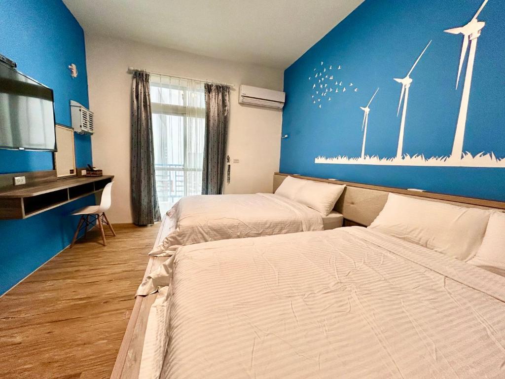 马公澎湖菊舍民宿一館的酒店客房设有两张床和盥洗盆