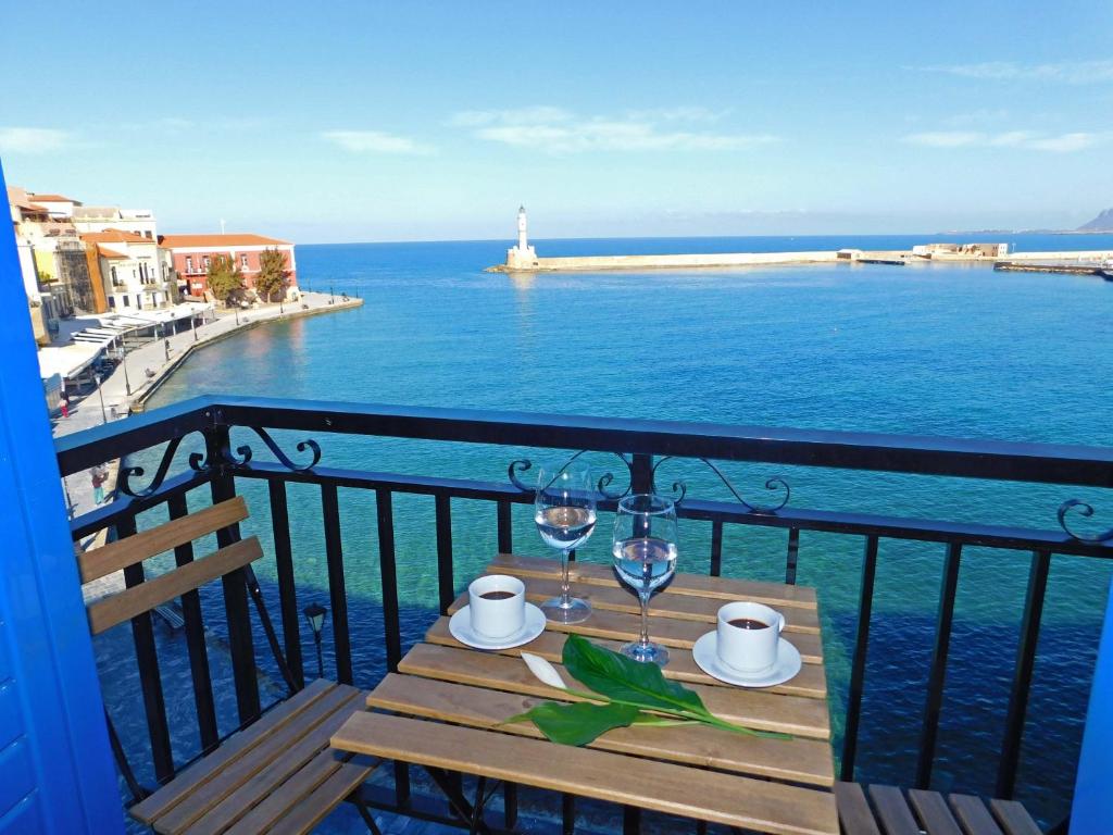 干尼亚卢西亚酒店 的海景阳台上的桌子