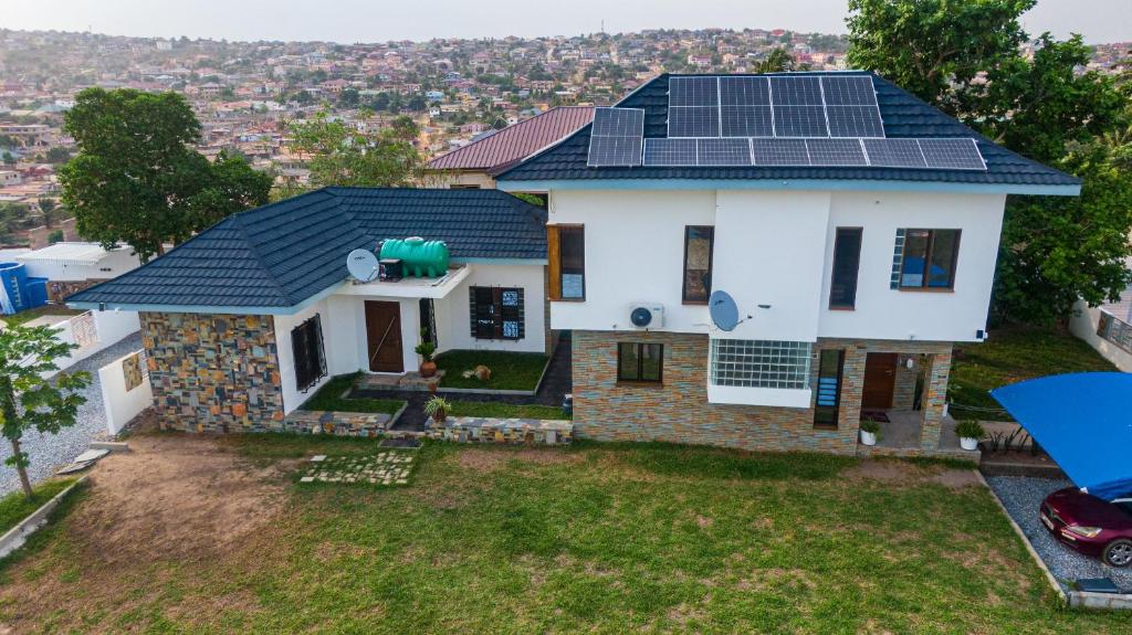 KwashiemanInviting 3-Bed House in Awoshie Accra的屋顶上设有太阳能电池板的房子