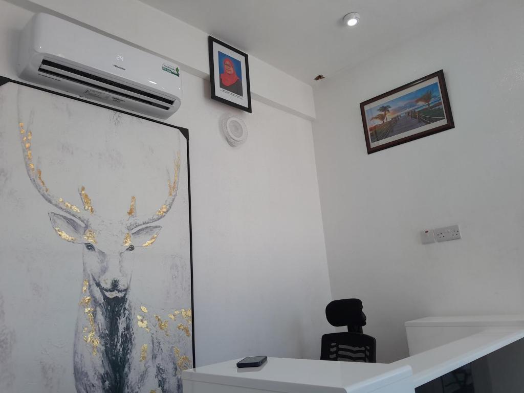 多多马DODOMA WHITE HOTEL的墙上挂着一幅鹿的画
