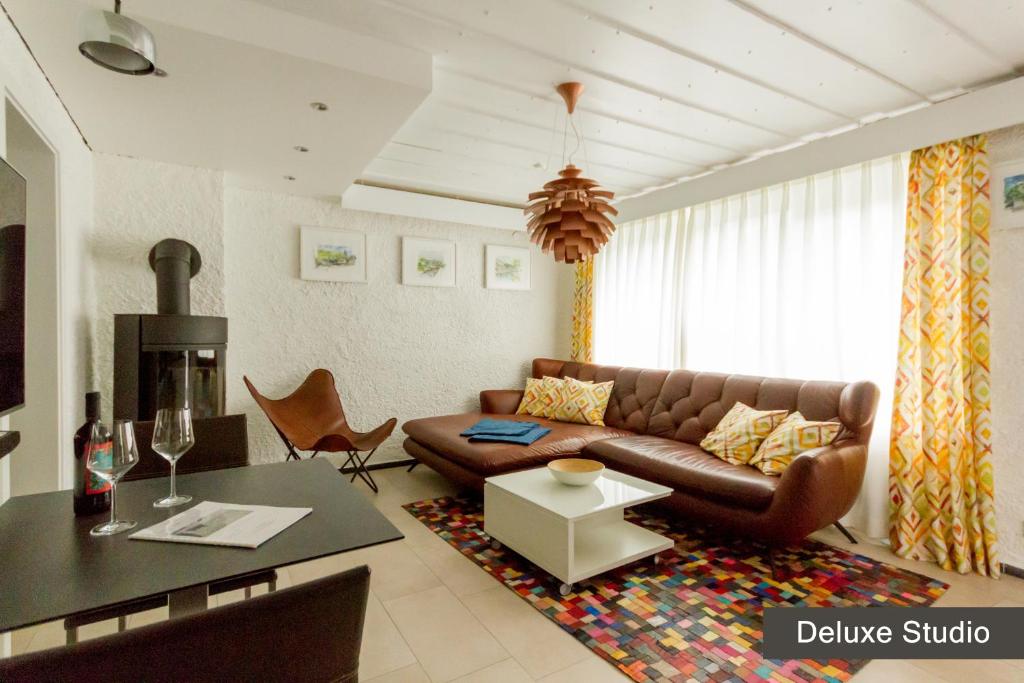 锡默拉特Rurtal de luxe的客厅配有沙发和桌子