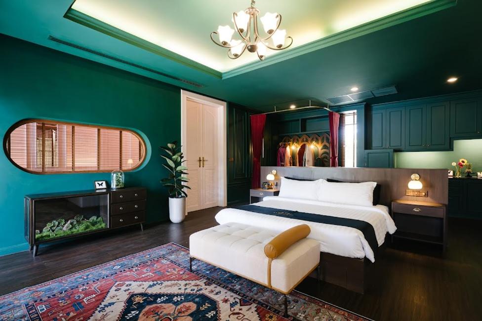 华欣华欣海魁特花园酒店的一间大卧室,配有一张大床和一个壁炉