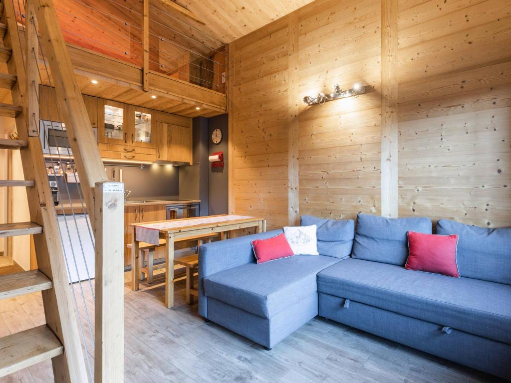 拉克吕萨Appartement La Clusaz, 3 pièces, 6 personnes - FR-1-304-267的客厅配有蓝色的沙发和桌子