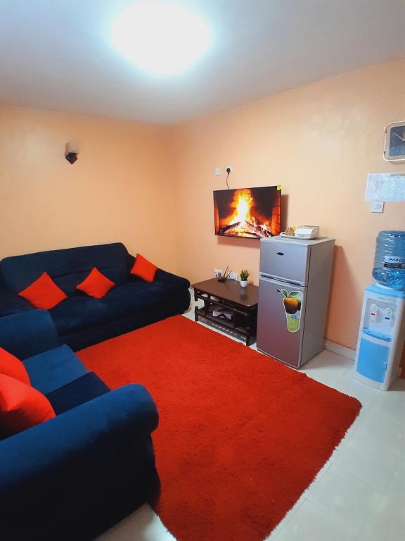 纳库鲁JAYDE COSSY HOMES的带沙发和壁炉的客厅