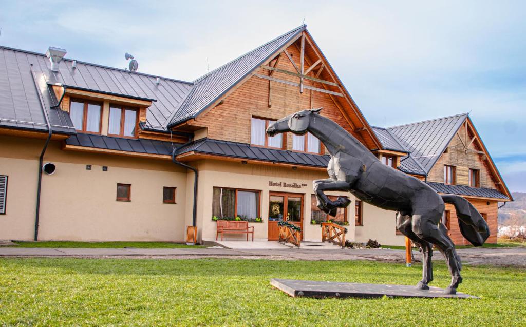 佩济诺克罗扎尔卡酒店的房屋前的马雕像
