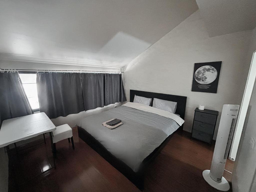 Cozy bedroom in terrace house客房内的一张或多张床位