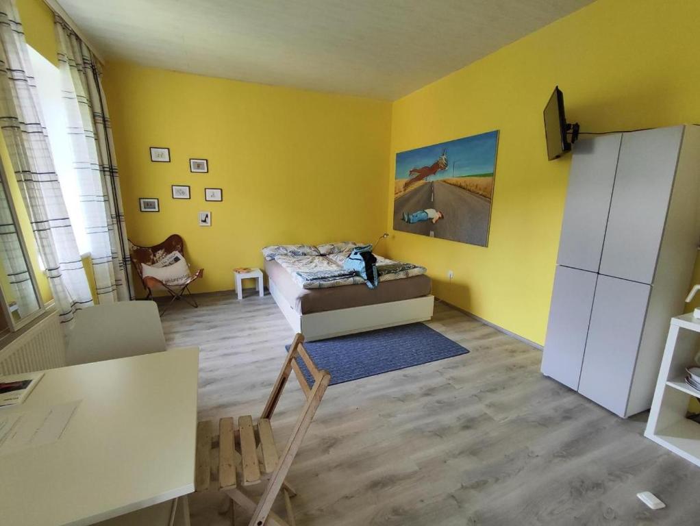 格蒙登TheGarden Bed&Bike的客厅设有黄色的墙壁和沙发