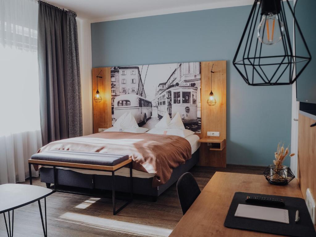 萨尔茨堡Levy's Rooms & Breakfast的卧室配有一张壁挂式床