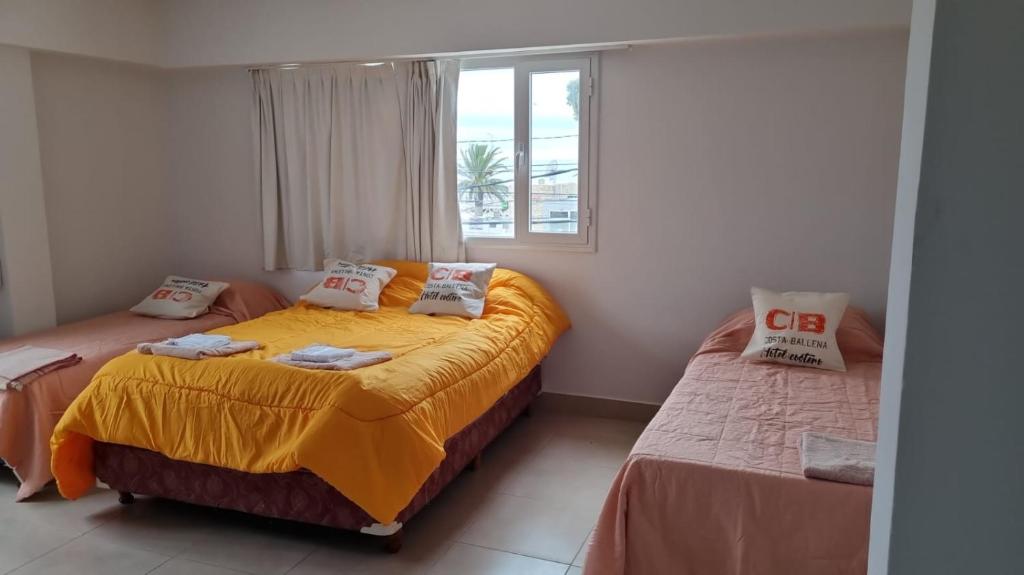 玛德琳港Hotel Costa Ballena的一间卧室设有两张床和窗户。
