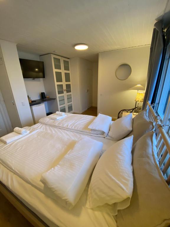 锡格蒂纳SIGTUNA STUDIO的一间卧室配有两张带白色枕头的床