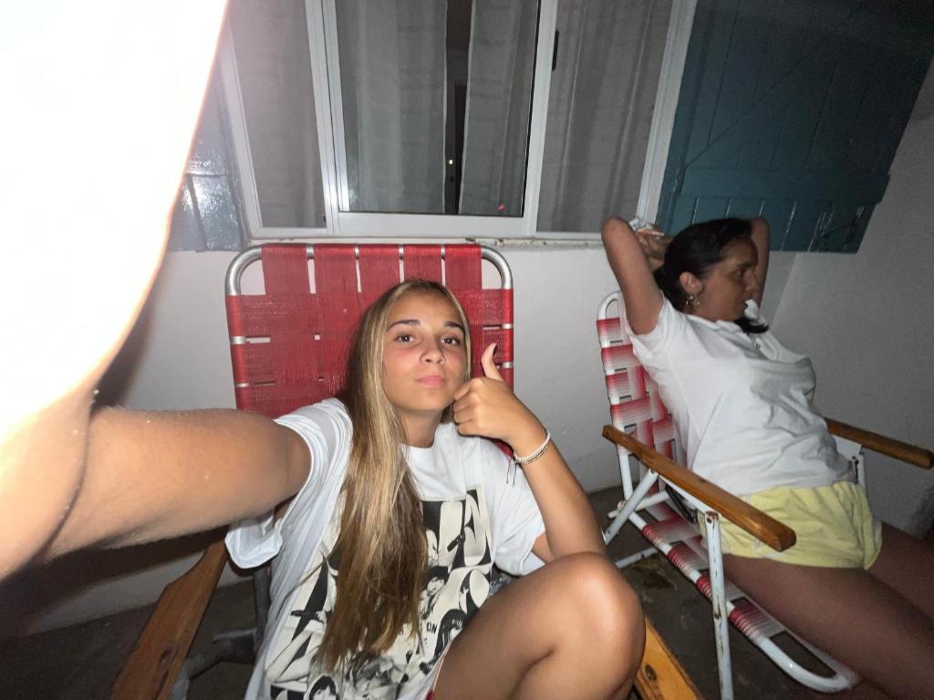 坦迪尔Casa quinta Don bosco的两个女孩坐在椅子上