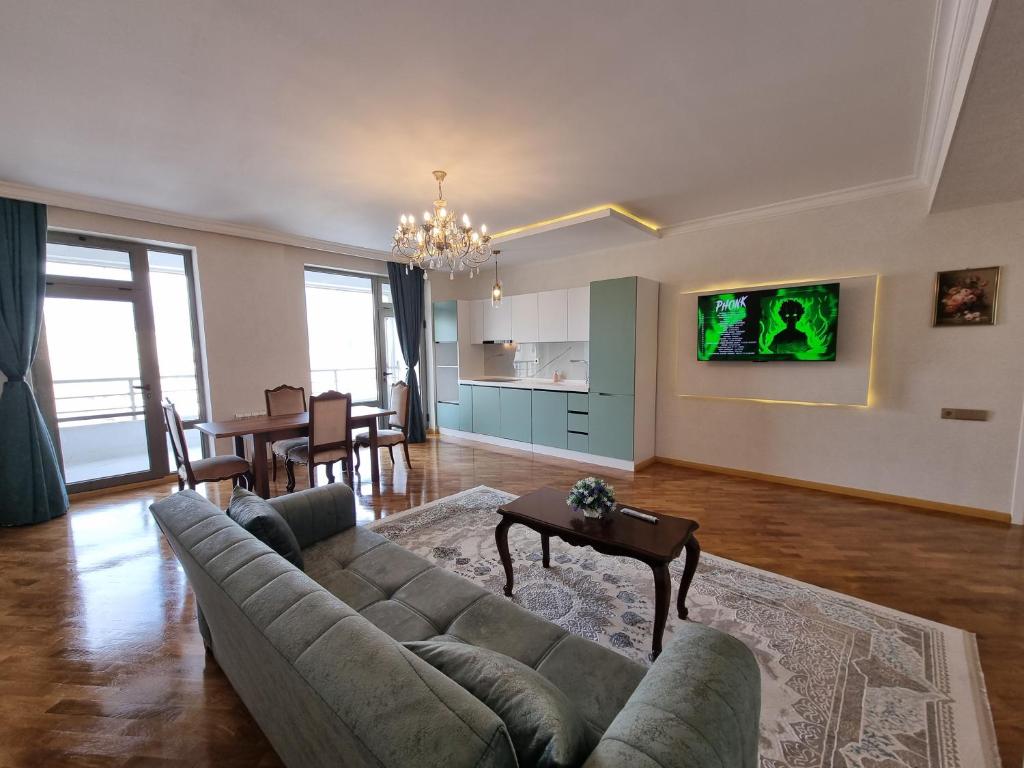 巴库ISR city view的客厅配有沙发和桌子