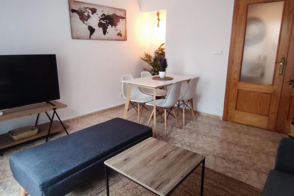 埃尔切Apartamento en el centro de Elche con terraza的客厅配有沙发和桌子