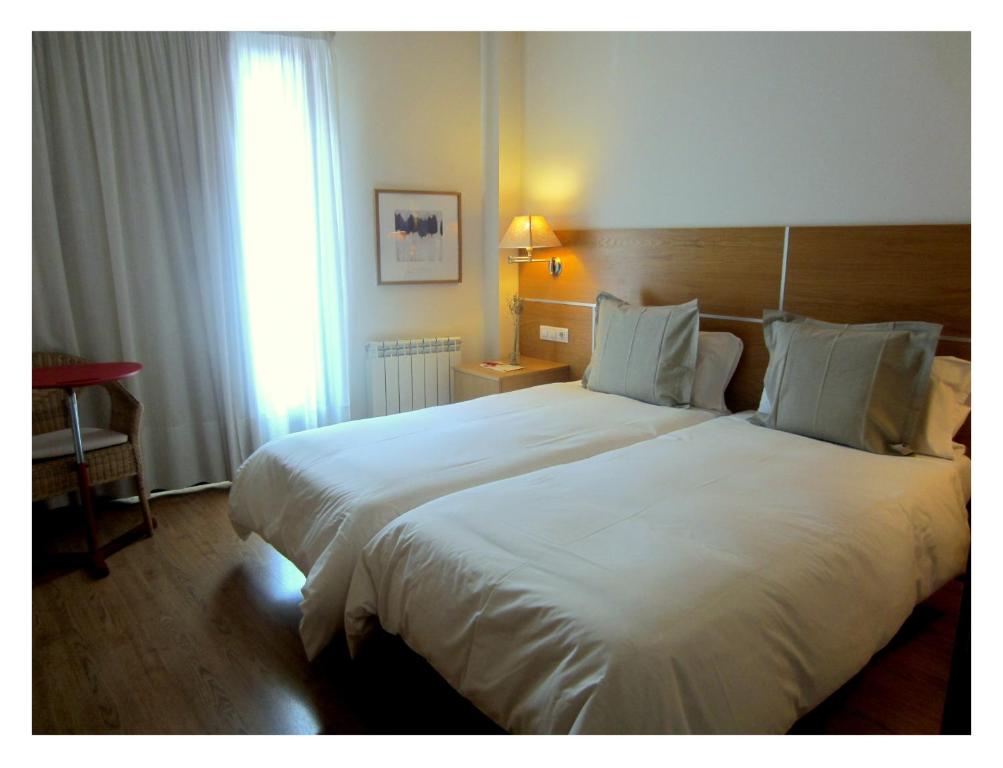 阿尔特萨苏拉特萨尼亚乡村酒店的一张大白色的床,位于酒店客房内