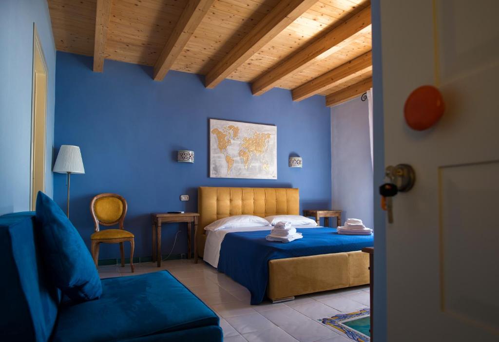 维耶特里B&B Casa Martino SEA VIEW的蓝色卧室,配有床和椅子
