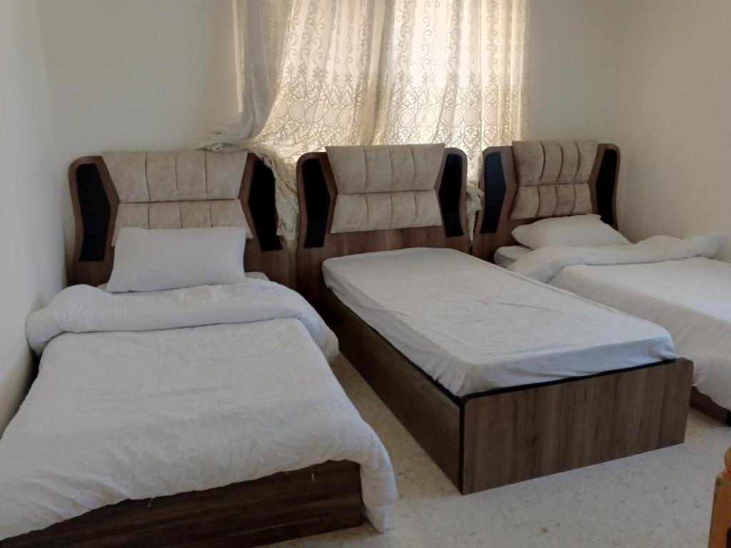 Sebstian Rooms客房内的一张或多张床位