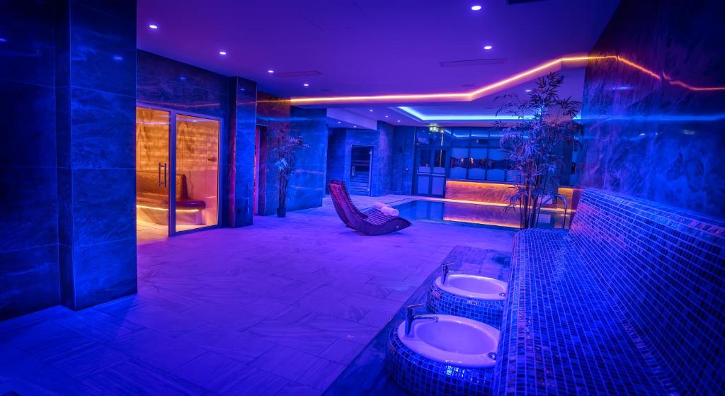 康威码头酒店&SPA的紫色照明的客房内浴室设有卫生间