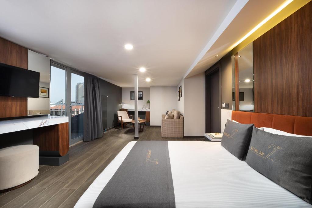 伊斯坦布尔Second Suit Hotel的酒店客房设有床和客厅。