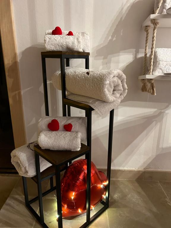 奥斯图尼Suite Le Mele的带毛巾的浴室内的毛巾架