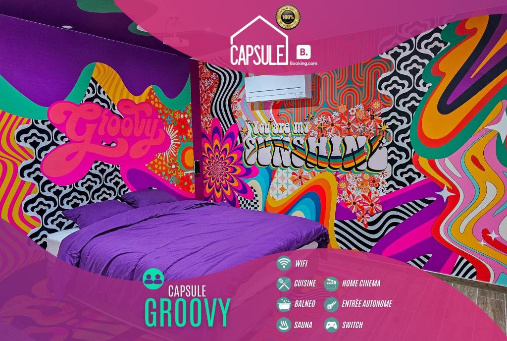 蒙斯Capsule Groovy-Jacuzzi-Sauna-Billard-Netflix- Nintendo Switch & Jeux的卧室的墙上装饰有色彩缤纷的壁画