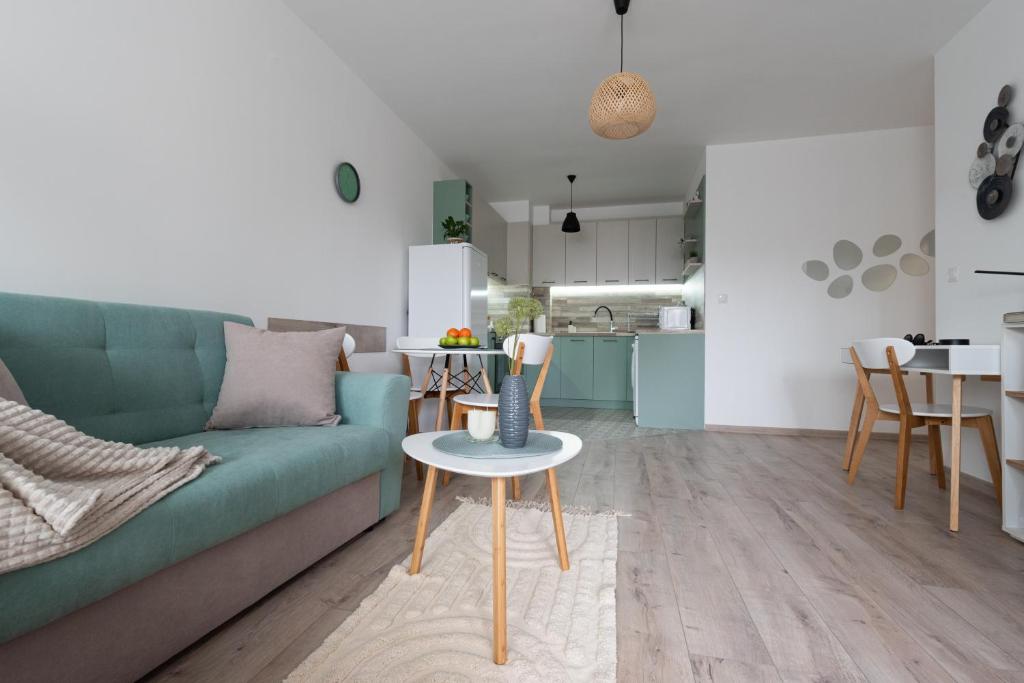 普罗夫迪夫Apartment KALINA with free private parking的客厅配有绿色沙发和桌子
