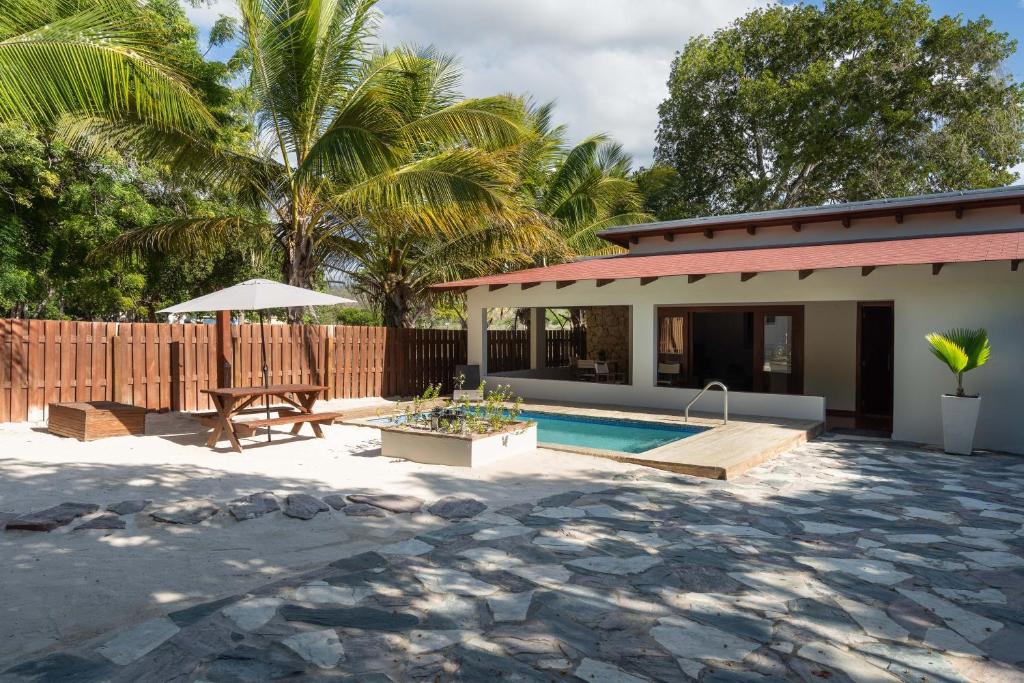 蓬塔露奇亚Villa Gabi - Blue Island的一座带游泳池和房子的别墅