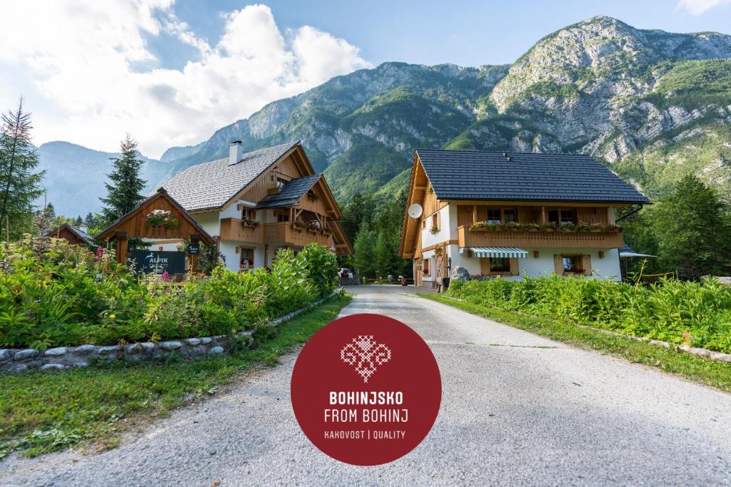 博希尼ALPIK Chalets - Bohinj的一些建筑物前的路标