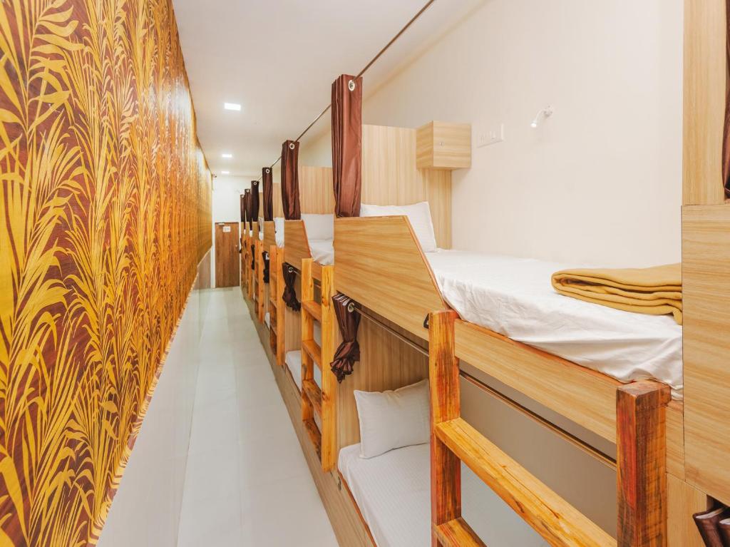 孟买Sahara Dormitory的宿舍间的一排双层床