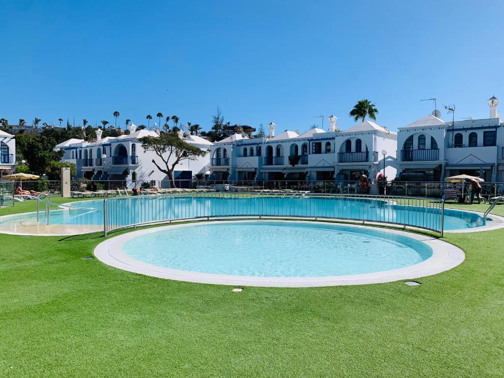 马斯帕洛马斯Bungalow Terrace&Pool near the Beach的部分房屋前设有一个大型游泳池