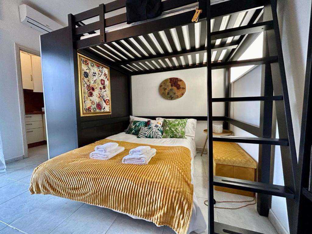 科尔西科Kibilù - Via Quattro Novembre的一间卧室配有一张双层床和梯子