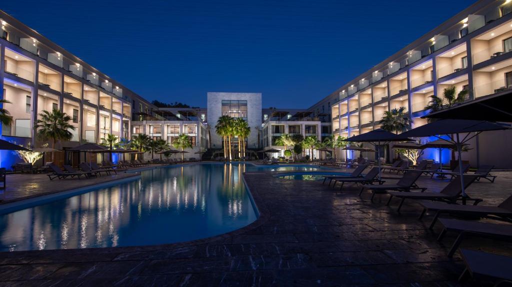 阿加迪尔Dominium Palace的夜间设有游泳池的酒店