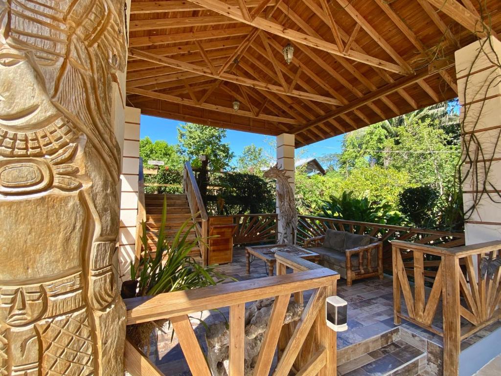 Teakettle VillageDream Valley Belize的一个带木雕的户外甲板