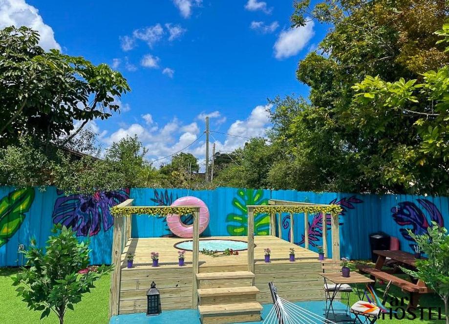 迈阿密Art Graffiti的庭院内带游乐场的木甲板