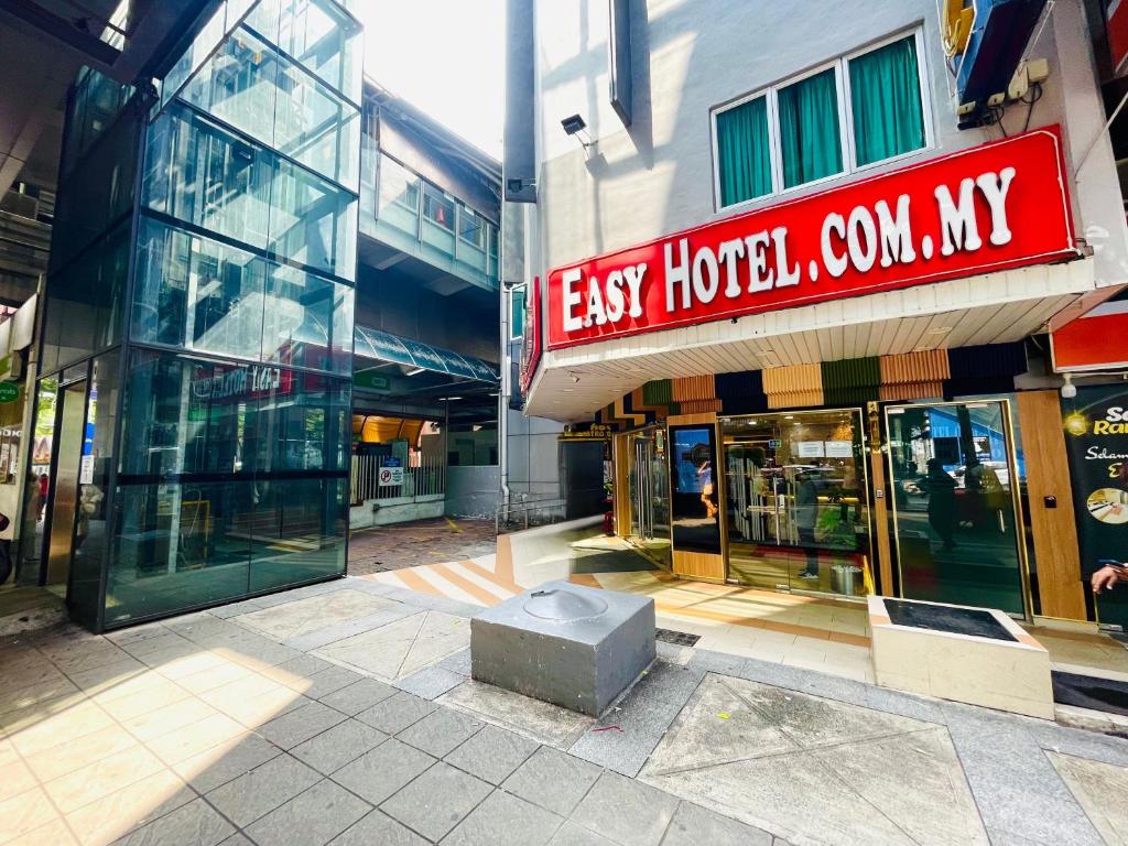 吉隆坡ESSY Hotel KL Sentral的一座建筑,上面有读取易懂的标志,酒店将我的标志