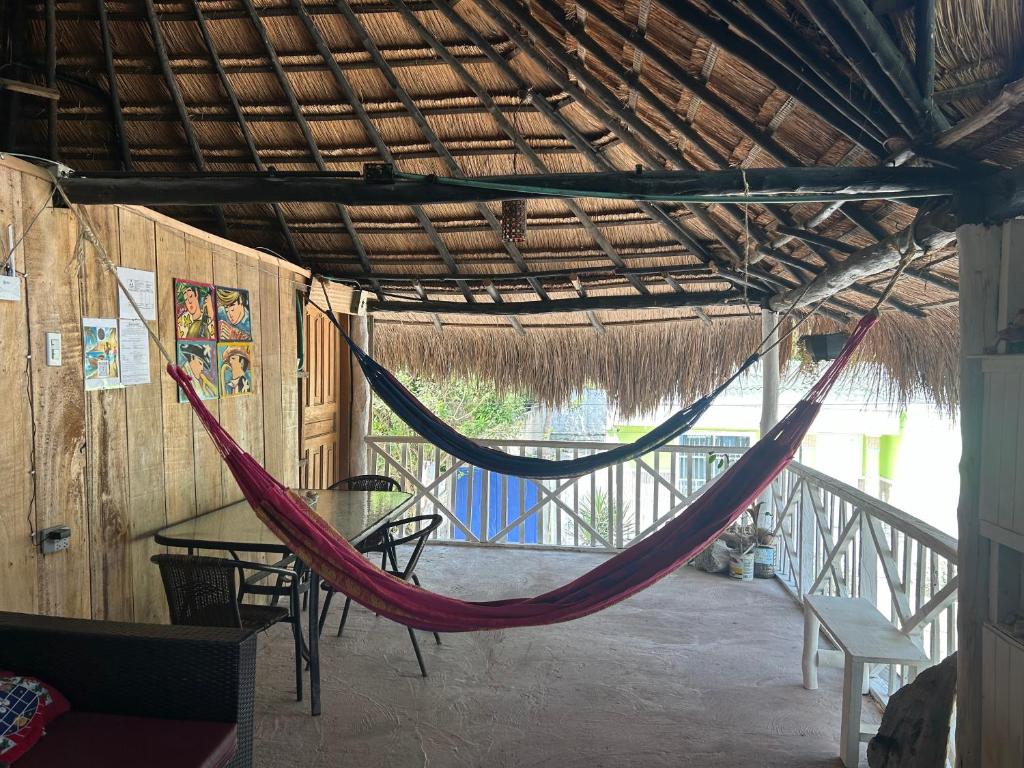 Playa Punta ArenaEco-Conscious Oasis Punta Arena 04的一张吊床,房间配有桌椅