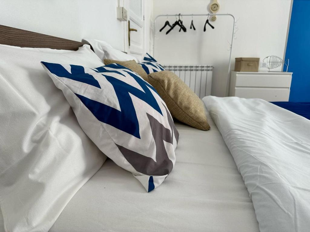 巴勒莫Via Zara的白色的床和蓝色的白色枕头