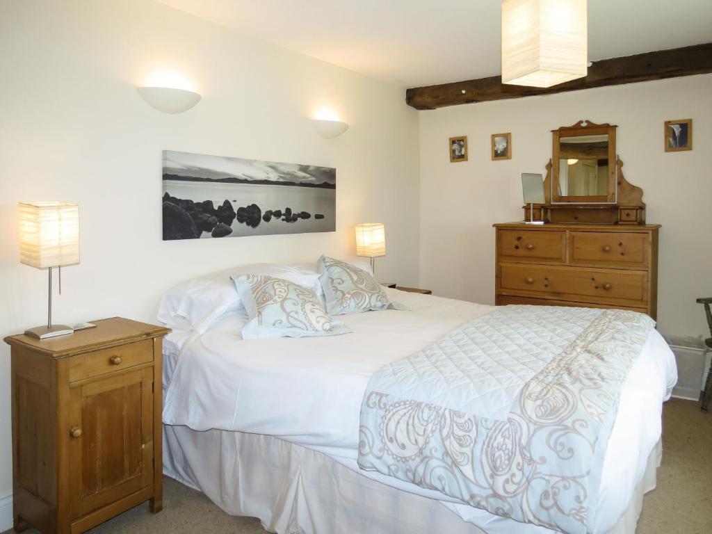 Aldringham3 Hazlewood的卧室配有白色的床和梳妆台。