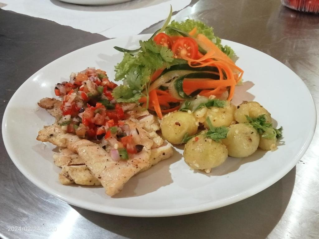 度假酒店内部或周边提供的食物