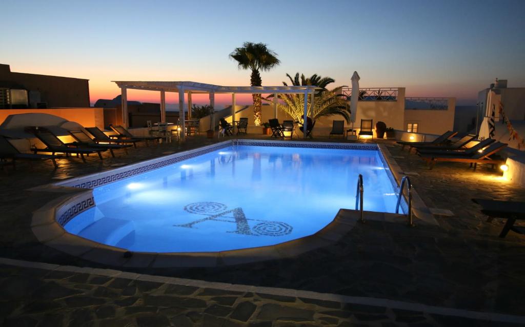 伊亚Aethrio Sunset Village - Oia的一座享有日落美景的大型游泳池