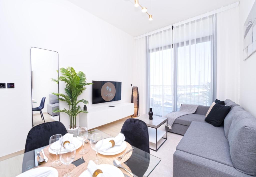 迪拜EasyGo - Binghatti Luna Stylish 1BR的客厅配有沙发和桌子