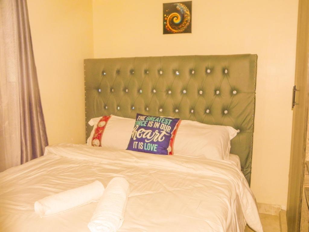 Kitengela Jack Haven Bnb的床上有枕头
