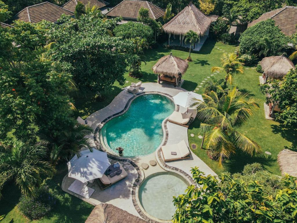 乌鲁瓦图Village Bali的享有度假村游泳池的空中景致