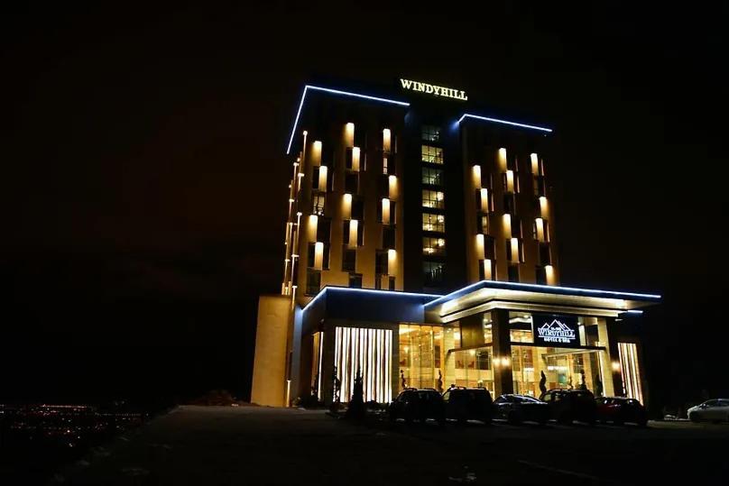 埃拉泽Windyhill Hotel的一座建筑,晚上停在前面