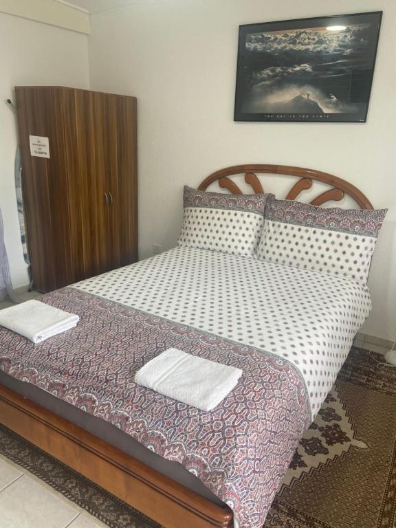 洛桑Le Sami的一间卧室配有一张床,上面有两条毛巾