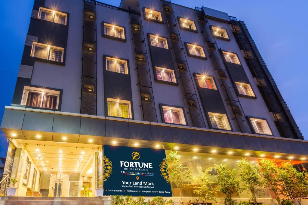 海得拉巴Hotel Fortune Hyderabad Airport Zone的前面有标志的高楼