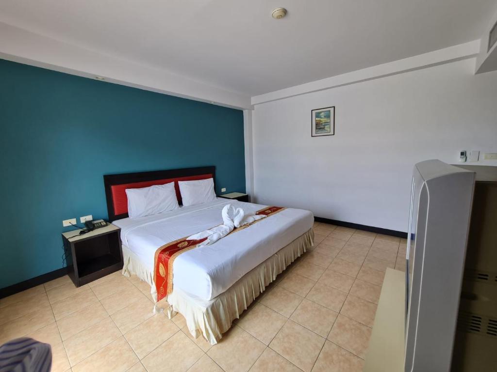 普吉镇Desa Phuket的一间卧室设有一张蓝色墙壁的大床